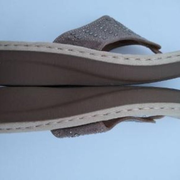 White Mountain Cliff Cienna Tan Embellished Sandals Flip Flops Sz 7.5 - Picture 6 of 7